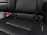 リアシート2座はチャイルドシートジョイントの国際規格「ISO FIX」準拠により各社モデルがワンタッチで着脱可能となっております。