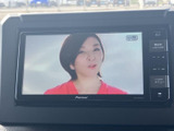 テレビ番組を画面で楽しめる装備です。停車時に映像をご覧いただけるため、休憩中などの時間を過ごす際にも活用できます。画面表示で、見たい番組をゆっくりお楽しみください。