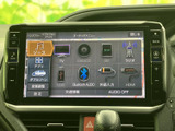 テレビやDVD/CD、ラジオに加え、Bluetooth AUDIOや外部入力など、複数の音源が一覧で表示されます。使いたい項目を見比べながら選びやすく、移動中の楽しみが広がります。
