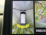 車両を上から見た映像と後方の映像を並べて確認でき、駐車時の周囲把握に役立ちます。表示された目安を参考に、ミラーや目視での確認とあわせてご利用ください。