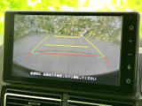 後方の映像にガイド線が表示され、駐車時に車両と周囲の位置関係を把握する目安になります。後退時は目視で周囲を確認しながら、安全確認をサポートする便利な装備です。