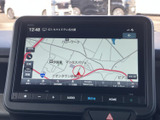 地図上に現在地や道路、周辺施設が表示され、目的地までのルート確認に役立ちます。画面下部には案内関連の項目も並び、必要な情報へ切り替えやすい仕様です。