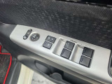 運転席の窓のスイッチです。ドアミラーの調整スイッチや、ドアロックのスイッチも並んでいます。
