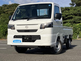 角を抑えたフロントまわりと、キャビンから荷台へ続くすっきりしたシルエットが印象的です。白いボディが周囲になじみ、顔つきや灯火の配置も分かりやすく、街中でも親しみやすい佇まいです。