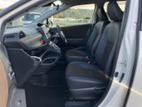 運転席と助手席の間にゆとりがあり、座ったまま前方や周囲を見渡しやすい室内です。シートは落ち着いた色調で、足元にも空間があり、毎日の移動を快適に支えます。