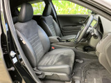 座面と背もたれにゆとりを感じる形状で、運転席まわりへの乗り降りもスムーズ。落ち着いた色合いで清潔感があり、前席で過ごす時間を心地よく支えます。