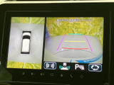 車両周辺を上から見た表示と後方映像を切り替えて確認でき、ガイドラインも画面に表示されます。駐車時の周囲確認を助け、狭い場所での操作にも役立ちます。