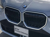 左右のキドニー・グリルの中心にはBMWのエンブレムが鎮座し、個性を放つデザイン性を兼ね備えました。