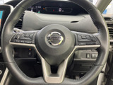 手元にはオーディオや表示関連のスイッチがまとまり、運転姿勢を大きく変えずに各種操作ができます。ボタンの表示も確認しやすく、日常の運転を便利にサポートしてくれます。