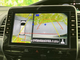 後方の映像に加えて周囲の状況も画面で確認でき、駐車時の安全確認をサポートします。目安となるガイド線も表示されるため、車庫入れや狭い場所での切り返しなど、日常の駐車に役立ちます。