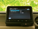 TVやAM/FM、Bluetooth Audio、iPod、USBなどを選べる画面です。音源の項目が見やすくまとまり、接続方法に合わせて選びやすいため、移動中の音楽や番組再生に活用できます。