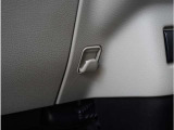 【フック】買い物袋やゴミ袋をひっかけるのに便利です。