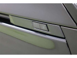 ヴォクシーにはパワーバックドアの開閉スイッチが車両側面両側に配置されています。車両の横に立って操作できることで、後ずさりすることなくドア開度を確認しながら思った位置で安全に停止できます。