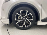 機敏さを引き立てる純正アルミ 225/50 R18 装着!
