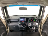 【前方視界】開放的な前方視界!運転がしやすく疲れにくいです♪窓が大きく、見通しがとっても良いおクルマですよ♪