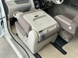 【シートバックテーブル】助手席シートをアレンジでテーブルに変身♪車内でのお食事などで活躍します♪