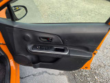 運転席のドアの内張りです。4つの窓のスイッチがここに集まっています。