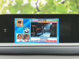 画面にはテレビ番組の映像が表示されており、停車中の車内で映像を楽しみたいときに活用できます。大きく表示された映像で、車内で過ごす時間の楽しみが広がります。