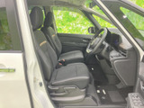 運転席と助手席にはゆったりとしたシートが並び、座面や背もたれの形状から落ち着いて座れる印象です。前方や左右の窓から視界を確保しやすく、毎日の移動にも使いやすい室内です。
