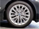 BMWの純正アロイホイールは軽量かつ強度にも優れているホイールで走行性能を引き上げる設計になっております。足元にもBMWは妥協がなくこだわっている個所になります。