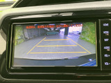 後方の映像に加えてガイド線が表示され、駐車時に車両後方の位置関係を確認する目安になります。周囲の状況を目視でも確かめながら、車庫入れや駐車を行う際に役立つ装備です。