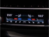 【コックピットシート】BMW車の主役席。車体中央にくる様に配置し車両重心とが一致する事でドライバーと車との一体感あるドライビングを実現。人間工学に基づき形成した形状が長時間のドライブ疲労も軽減します!