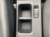 運転席と助手席の間にドリンクホルダーがある為、とても便利です☆