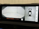 パノラミックビューモニターシステムが付いているので車の上から見た映像が確認できますよ。 一目で車両周辺の情報を確認できますが、直接安全をご確認下さい。