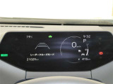 とっても見やすいメーターです。夜間時はラグジュアリーな気分にさせてくれる照明が魅力ですので、夜のドライブも楽しみになりますよ♪