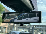 【インテリジェントルームミラー】車両後方のカメラ映像がミラー(液晶画面)に写るので、後席の人や荷物が写りこみません。夜間や悪天候でも視界が良好です♪
