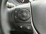 ステアリングスイッチ付き。前方から目を離すことなく操作することが可能です。