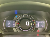 速度や燃料残量などの情報がメーター内にまとまり、運転中に必要な表示を確認しやすい構成です。表示が左右にも配置され、走行前の確認や日常の運転をサポートします。