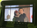 テレビ映像を画面で楽しめる装備です。停車中の待ち時間にも番組を視聴でき、画面上で映像と時刻を確認できます。お出かけ先で過ごすひとときにも便利です。