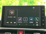 画面にはテレビや音楽、交通情報、電話などのメニューが表示され、選びたい項目を目で確認しやすい構成です。日常の移動に合わせて、必要な機能へスムーズにアクセスできます。