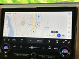 地図が大きく表示され、現在地や周辺の道を確認しやすい画面です。目的地検索などのメニューにもアクセスしやすく、初めての場所へのお出かけをしっかりサポートします。