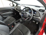 シンプルで使いやすいデザインの運転席です。