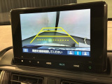 リバースギアに入れるだけで後方の表示へ切り替わります。夜間や雨の日の駐車も楽になりますよ。