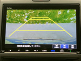 後方の映像とガイド線をモニターに表示し、駐車時の周囲確認をサポートします。車両の後ろを目で確認しにくい場面でも、画面で位置関係を把握しやすく便利です。