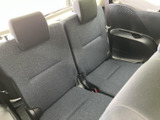 3列目にも左右それぞれのシートとヘッドレストが備わり、乗車人数に合わせて活用できます。後方まで座席が続く室内は、家族や友人との移動にも便利な構成です。