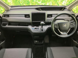 前方を見渡しやすい運転席まわりに、シートや足元もすっきり配置。メーターや操作部が手元にまとまり、乗り込んだ際も視線を移しやすい室内空間です。