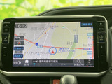地図上に現在地周辺の道路や施設名が表示され、画面下には自宅やお気に入り、ルートなどの項目も並びます。目的地の確認やルート選択に活用しやすい画面です。