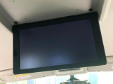 【フリップダウンモニター】大画面モニターで後席でもエンタメをお楽しみいただけます。小さなお子様にも大人気の装備です♪