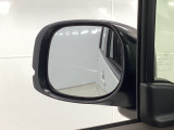 【電動格納ミラー】運転席にあるボタン一つで左右のミラーを畳めます。