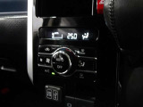 車内の温度管理に便利なオートエアコン☆