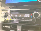 【オートエアコン】一度お好みの温度に設定すれば、車内の温度を検知し風量や温度を自動で調整。暑い&hellip;寒い&hellip;と何度もスイッチ操作をする必要はありません。快適な車内空間には必須の機能ですね♪