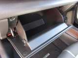 奥行きのあるグローブボックスを装備。車検証や取扱説明書に加え、小物類もまとめて収納でき、助手席まわりをすっきり整理しやすい設計です。