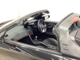 【オープンカー】ルーフを開けて走れば普通の自動車では味わうことのできない開放感を得ることができます。 自然が豊かな場所で走れば、心地よい風や自然の匂いなどを感じることができるといえます。