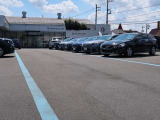 広大な展示場に輸入車をメインに約40台ほど展示。試乗も可能です。お気軽に申し付けください。