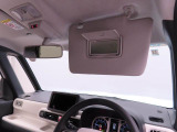 運転席サンバイザー裏にバニティミラー。気になった時にサッと身だしなみチェック。