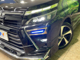 【LEDヘッドライト】悪天候や夜間走行時も良好な視界を確保し安心して運転できる高輝度LEDヘッドライトを装備!点灯速度が早く、消費電力も抑えられています。